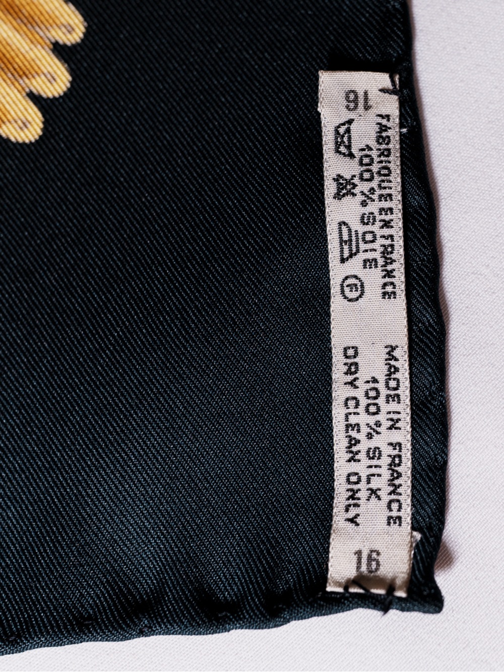 Hermès Les Tambours Silk Twill Scarf Carré 90 Black Gold Drum Motif - Picture 5 of 7